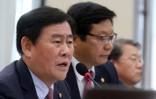 6일 오전 국회에서 열린 기획재정위원회 기획재정부 등에 대한 종합 국정감사에서 최경환 부총리 겸 기획재정부 장관이 의원들 질의에 답변하고 있다.